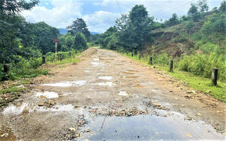 Quảng Ngãi: Nhiều tuyến đường phía tây hư hỏng sau mưa bão
