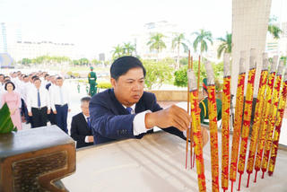 Dâng hương tưởng niệm anh hùng liệt sĩ trước Đại hội Đảng bộ TP Đà Nẵng