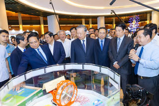 [Ảnh] Tổng Bí thư Tô Lâm tham quan triển lãm 'Những thành tựu nổi bật trong ngành y tế và giáo dục'