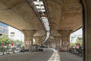 Sau vụ cháy hàng trăm xe máy, gầm cầu Vĩnh Tuy đã treo biển 'giải tỏa', không nhận trông giữ xe