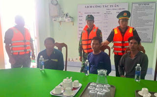 Bộ đội biên phòng Cà Mau cứu kịp thời 4 thuyền viên gặp nạn trên biển