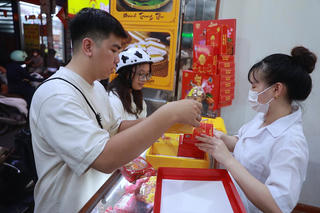 Quy trình làm bánh Trung Thu hút khách ở làng Xuân Đỉnh mỗi dịp Tết Trung thu