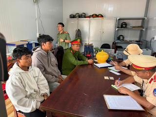 Lâm Đồng: Nhóm thanh thiếu niên đua xe trái phép, đăng clip lên TikTok  bị phạt 43,5 triệu đồng, thu 3 xe mô tô