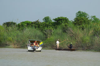 Cảnh sát giao thông Hà Nội kiểm tra, xử lý hành vi đánh bắt cá bằng kích điện trên sông Hồng