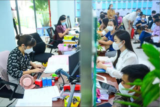 Chính sách với cán bộ từ cấp xã trở lên đã đủ tuổi nghỉ hưu nghỉ việc ngay do sắp xếp bộ máy