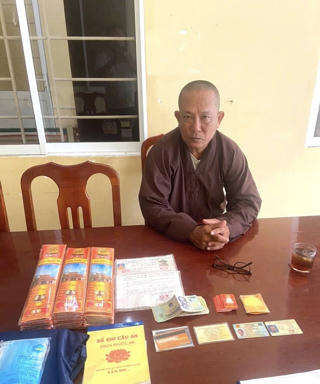 Công an làm việc với đối tượng giả nhà sư đi bán nhang, kêu gọi từ thiện