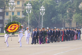 Đoàn đại biểu Đảng bộ MTTQ, các đoàn thể Trung ương vào Lăng viếng Chủ tịch Hồ Chí Minh