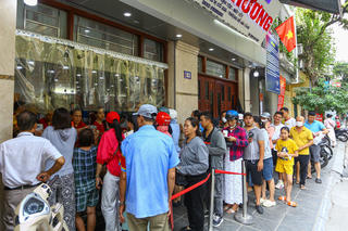 Người dân Hà Nội xếp hàng dài chờ mua bánh Trung Thu