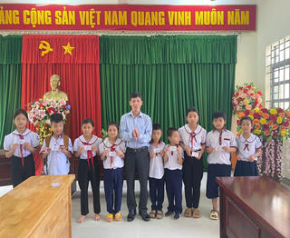 Tặng thẻ bảo hiểm y tế cho học sinh có hoàn cảnh khó khăn