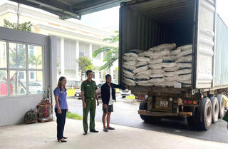 Điều tra vụ vận chuyển trái phép 40 tấn đường cát qua biên giới