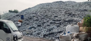 Khu tập kết kính thủy tinh nằm ngay khu dân cư