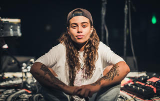 Tash Sultana - một mình, một vũ trụ âm thanh