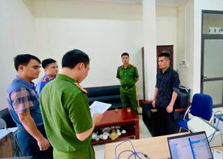 Lào Cai: Khởi tố cán bộ xã nhận tiền làm "sổ đỏ"