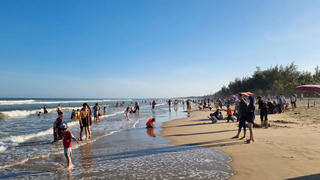 Quảng Ngãi: Cứu hộ 5 người tắm biển Mỹ Khê bị sóng cuốn ra khơi