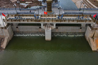 Hà Nội: Đập dâng lấy nước đã qua xử lý từ nhà máy Yên Xá chảy ngược về 'hồi sinh' sông Tô Lịch