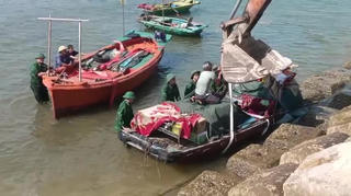 Bộ đội Biên phòng Bạch Long Vĩ hỗ trợ ngư dân di chuyển tàu thuyền tránh bão