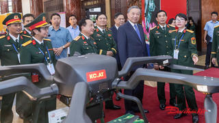 Tổng Bí thư thăm các gian trưng bày sản phẩm do Quân đội nhân dân Việt Nam sản xuất