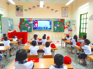 Tiến tới miễn phí sách giáo khoa và phổ cập giáo dục phổ thông