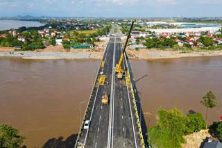 Toàn cảnh cầu Phong Châu nối hai bờ sông Hồng trước ngày thông xe