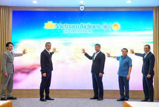 “Chạm thu Hà Nội” - Hành trình cảm xúc cùng Vietnam Airlines