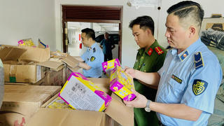 Lào Cai: Thu giữ hơn 6.100 sản phẩm kẹo, bánh nướng không rõ nguồn gốc