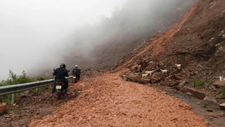 Một số khu vực tại miền núi Nghệ An bị chia cắt do sạt lở