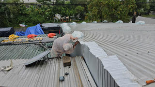 Huế: Người dân dùng túi nilon đựng nước gia cố nhà cửa