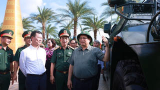 Thủ tướng làm việc với lãnh đạo Quân ủy TW về phát triển công nghiệp quốc phòng