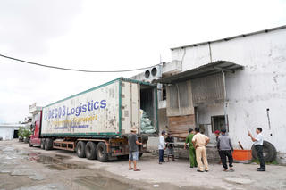 Huế: Phát hiện xe đầu kéo chở 30 tấn thực phẩm không rõ nguồn gốc