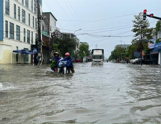 Mưa lớn trước bão số 10, nhiều tuyến phố ở Nghệ An ngập sâu