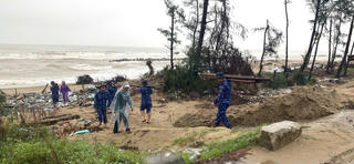 Hà Tĩnh: Huy động gần 200 người gia cố đê xung yếu Hội Thống