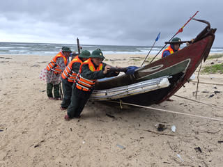 Quảng Trị kêu gọi, hỗ trợ người dân neo đậu tàu thuyền ứng phó với bão số 10