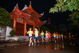 Gần 2.000 vận động viên tranh tài tại giải chạy “Run for Love” 
của Vietnam Airlines