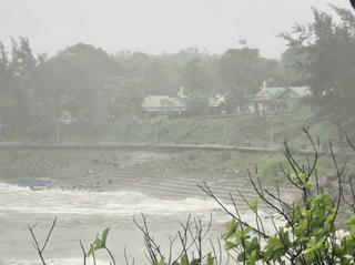 Chưa vào đất liền bão số 10 đã làm 1 người chết, 4 người mất tích và hàng chục ngôi nhà bị tốc mái