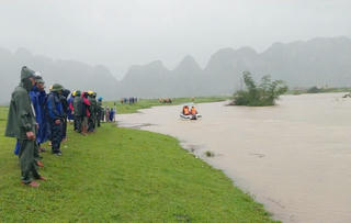 Quảng Trị: Tìm kiếm một học sinh cấp 3 bị nước cuốn mất tích