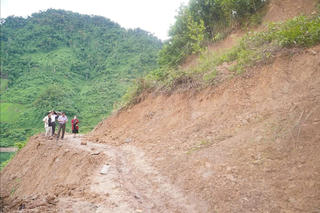 Đã thông tuyến đường vào thôn Z’Lao sau sạt lở