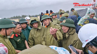 Bí thư Tỉnh ủy Quảng Trị trực tiếp đến hiện trường chỉ đạo ứng cứu 2 thuyền cá gặp nạn