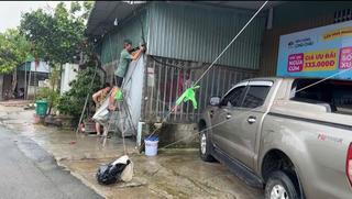 Người dân phố thị ở Hà Tĩnh ứng phó bão số 10