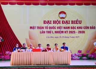 TP Hồ Chí Minh: Không tiếp khách, nhận hoa dịp kỷ niệm 95 năm công tác dân vận của Đảng