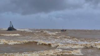 Quảng Trị: Ứng cứu 2 tàu cá bị chìm trong lúc vào bờ trú bão