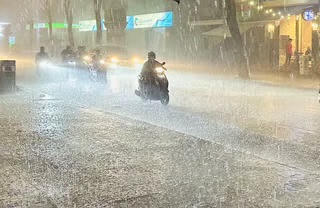 Cảnh báo mưa to, nguy cơ lốc, sét và gió giật mạnh ở Bắc Bộ 