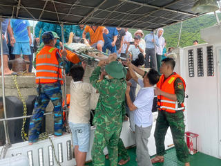 Đà Nẵng: Đưa 2 bệnh nhân nguy kịch trên đảo Cù Lao Chàm vào bờ cấp cứu