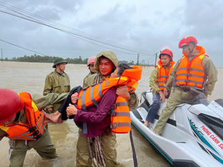 Công an Thanh Hóa giải cứu hàng chục người dân bị mắc kẹt trong vùng lũ