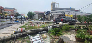 Hưng Yên: Lốc xoáy làm 2 người chết, 9 người bị thương