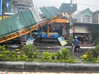 Quảng Ninh: Lốc xoáy cuốn bay mái tôn, gây hư hại nhiều tài sản của người dân