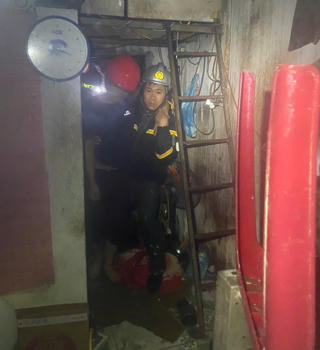 Nghệ An: Lực lượng công an giải cứu 8 người dân mắc kẹt do bão số 10