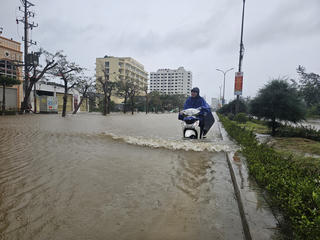 Cửa Lò thiệt hại nặng nề sau bão số 10, hơn 800 nhà dân tốc mái, hàng loạt tuyến phố ngập sâu