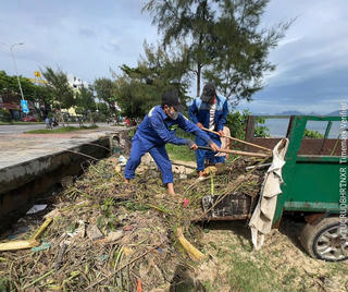 Bão số 10: Thu gom hơn 100 tấn rác ở bãi biển Đà Nẵng, sông Hàn