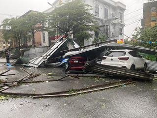 Nghệ An: Tường sập vùi lấp ô tô, cây gãy đổ la liệt sau bão số 10