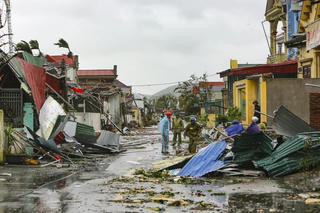 Mưa lũ, lốc xoáy tàn phá Ninh Bình và Thanh Hóa